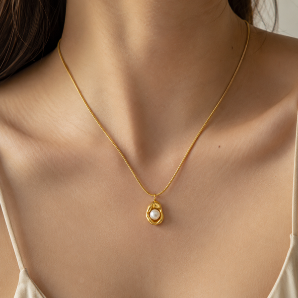 Dainty Pearl Necklace
