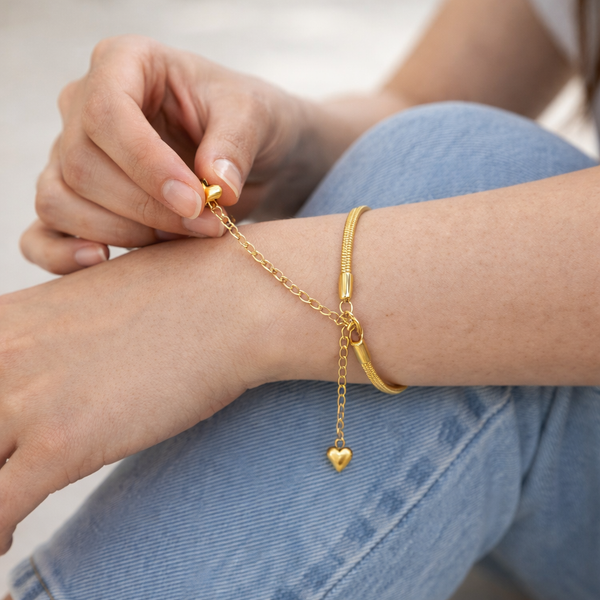 Wiper chain heart dangle bracelet