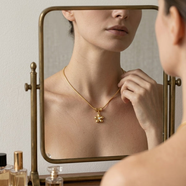 Dainty Daisy Necklace