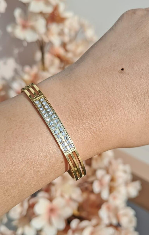 Multi Stone Q clasp Bracelet