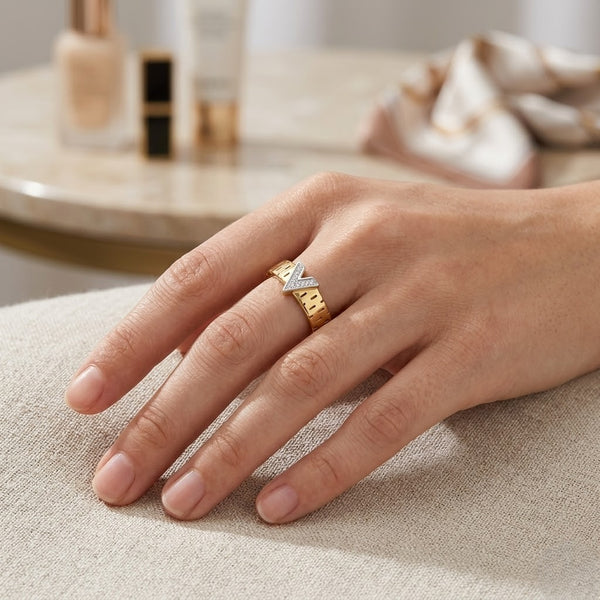 V studded Link Ring