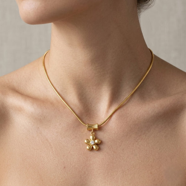 Dainty Daisy Necklace