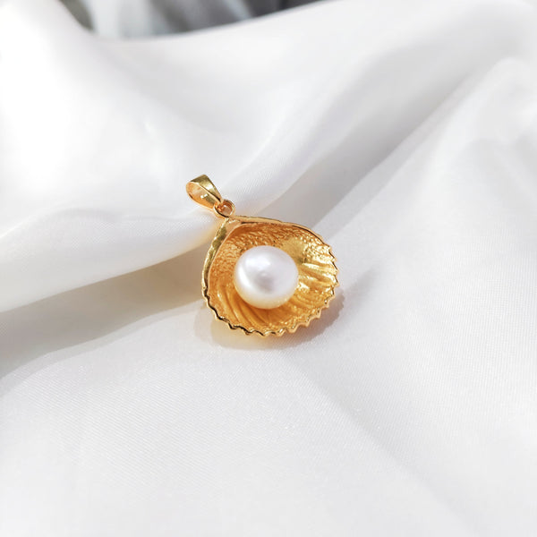 Elegant Shell Design Necklace