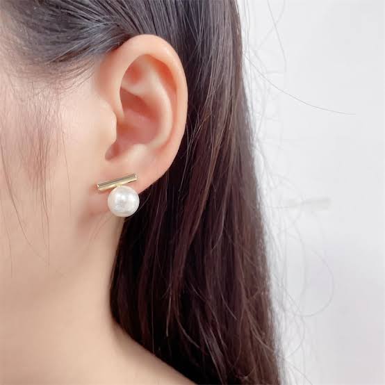 Minimal Pearl Stud Earring