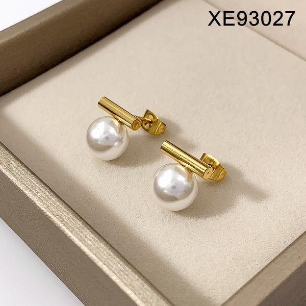 Minimal Pearl Stud Earring