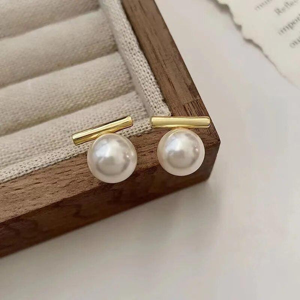 Minimal Pearl Stud Earring