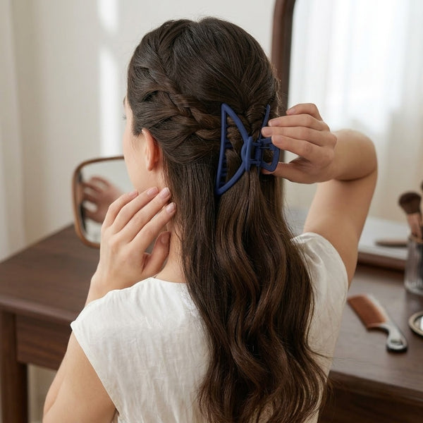 Close-up detail of the Minimal Matte Daily Hair Claw hair claw clip