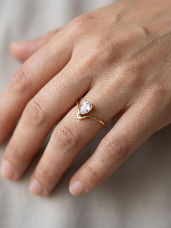 Teardrop Crystal V ring